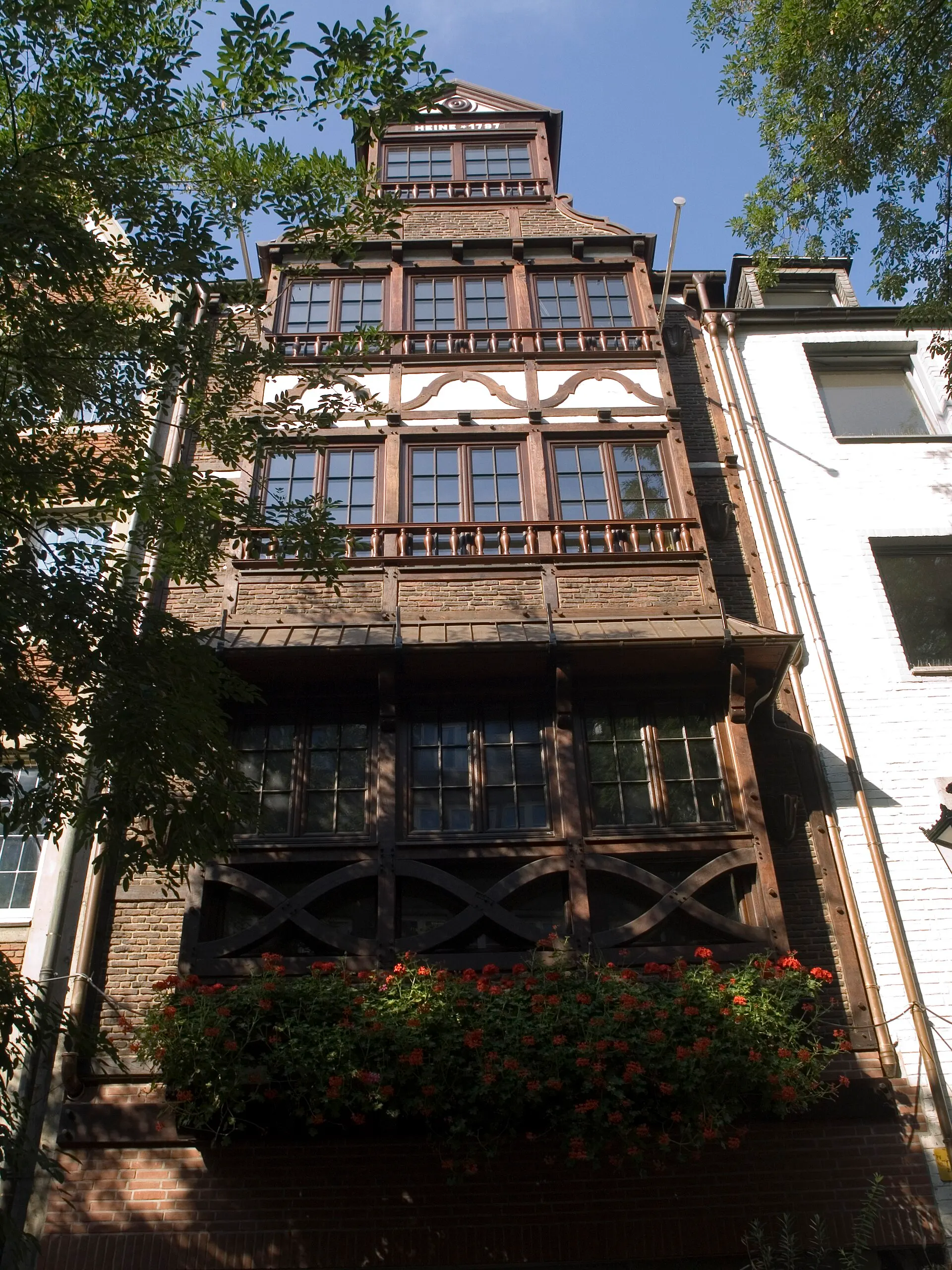 Enge Gasse mit Altbaufassaden in der Düsseldorfer Altstadt an der Bolkerstraße
