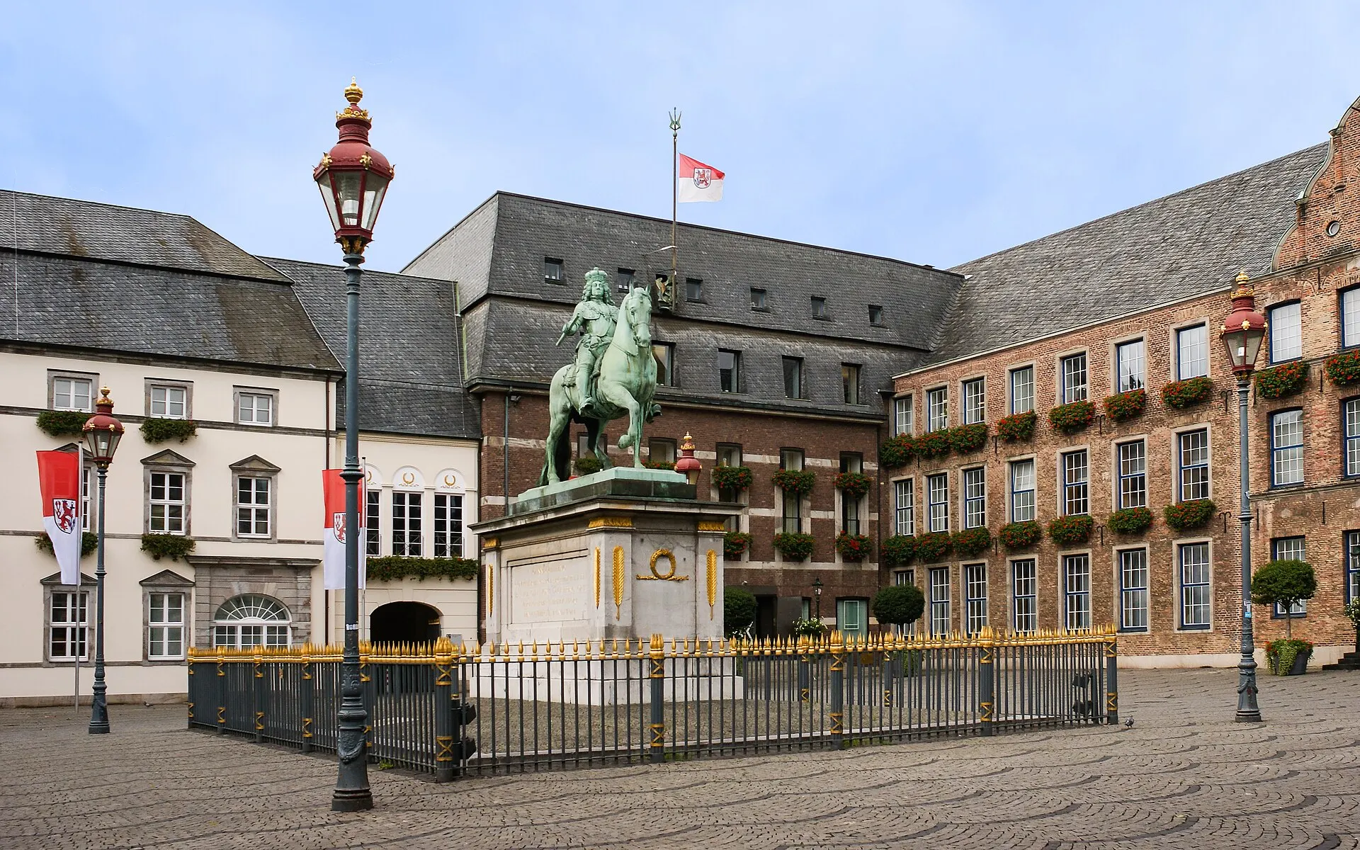 Jan-Wellem-Reiterdenkmal auf dem Marktplatz vor dem Rathaus in der Düsseldorfer Altstadt