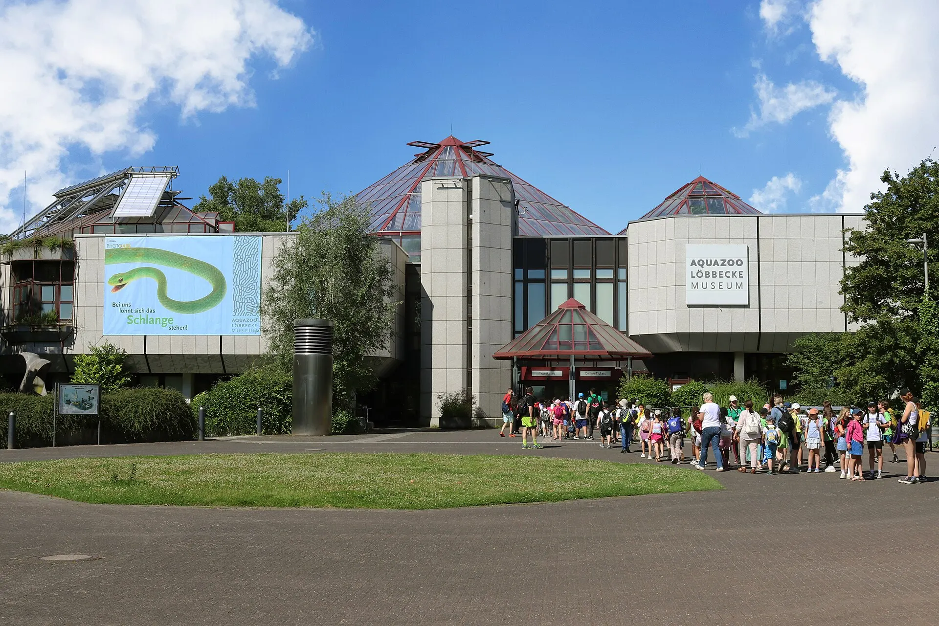 Fassade des Aquazoo Löbbecke Museums im Nordpark Düsseldorf