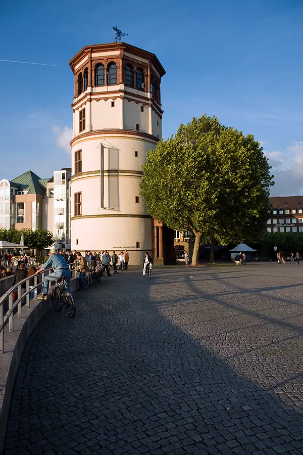 Schlossturm am Burgplatz, letzter Rest des alten Düsseldorfer Schlosses, am Rheinufer