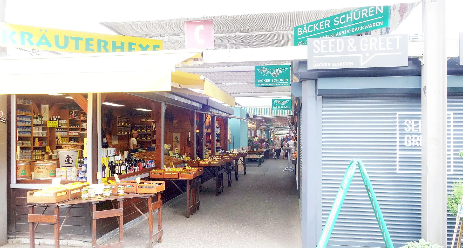 Marktstände in einer Gasse des Carlsplatz-Markts in der Düsseldorfer Carlstadt