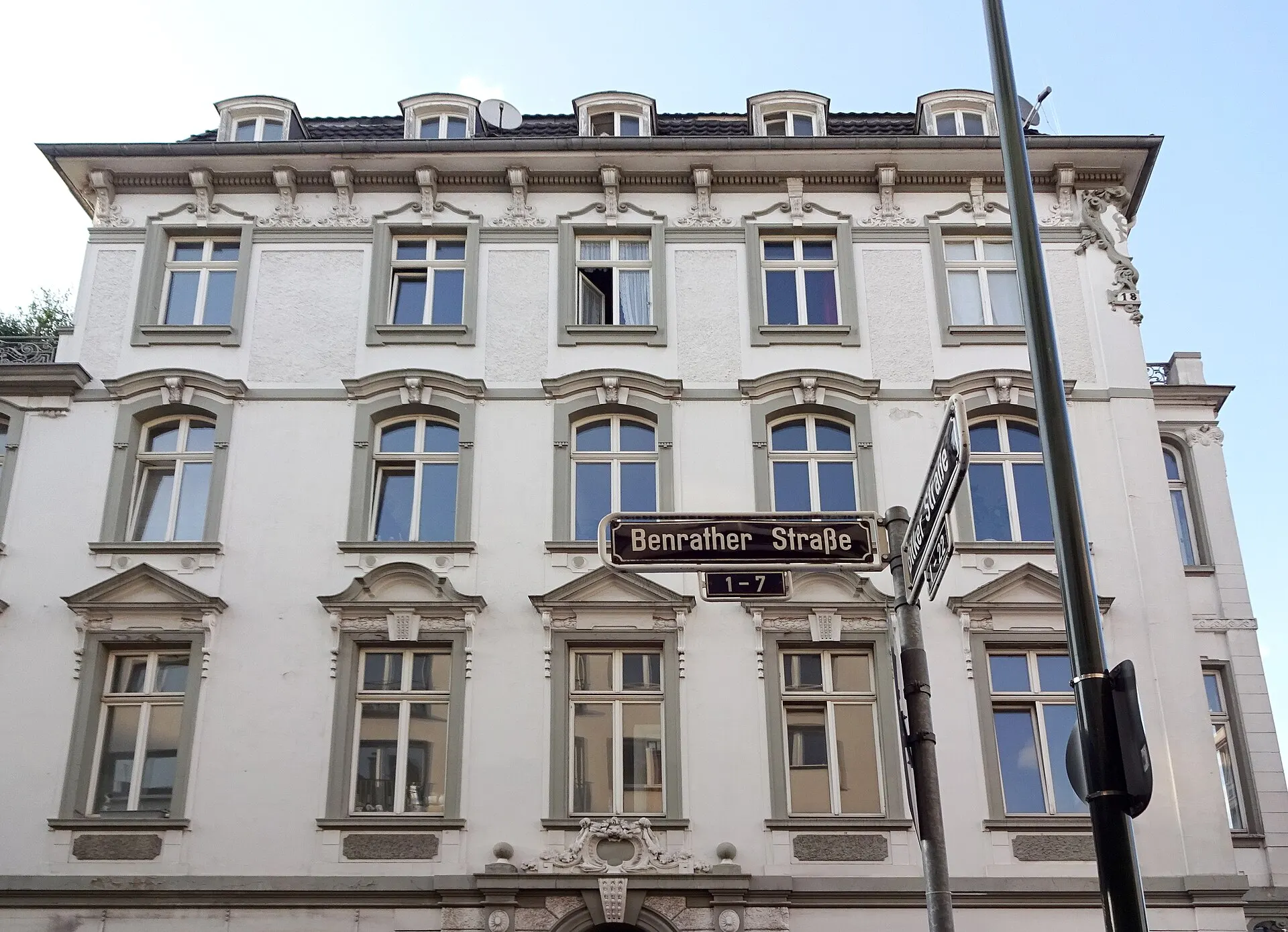 Historische Altbaufassade an der Benrather Straße in Düsseldorf-Carlstadt