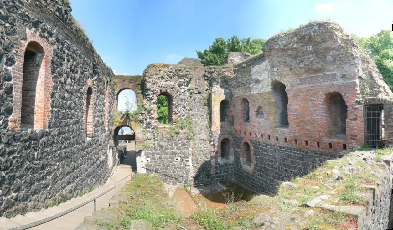 Ruine der Kaiserpfalz am Rhein in Düsseldorf-Kaiserswerth