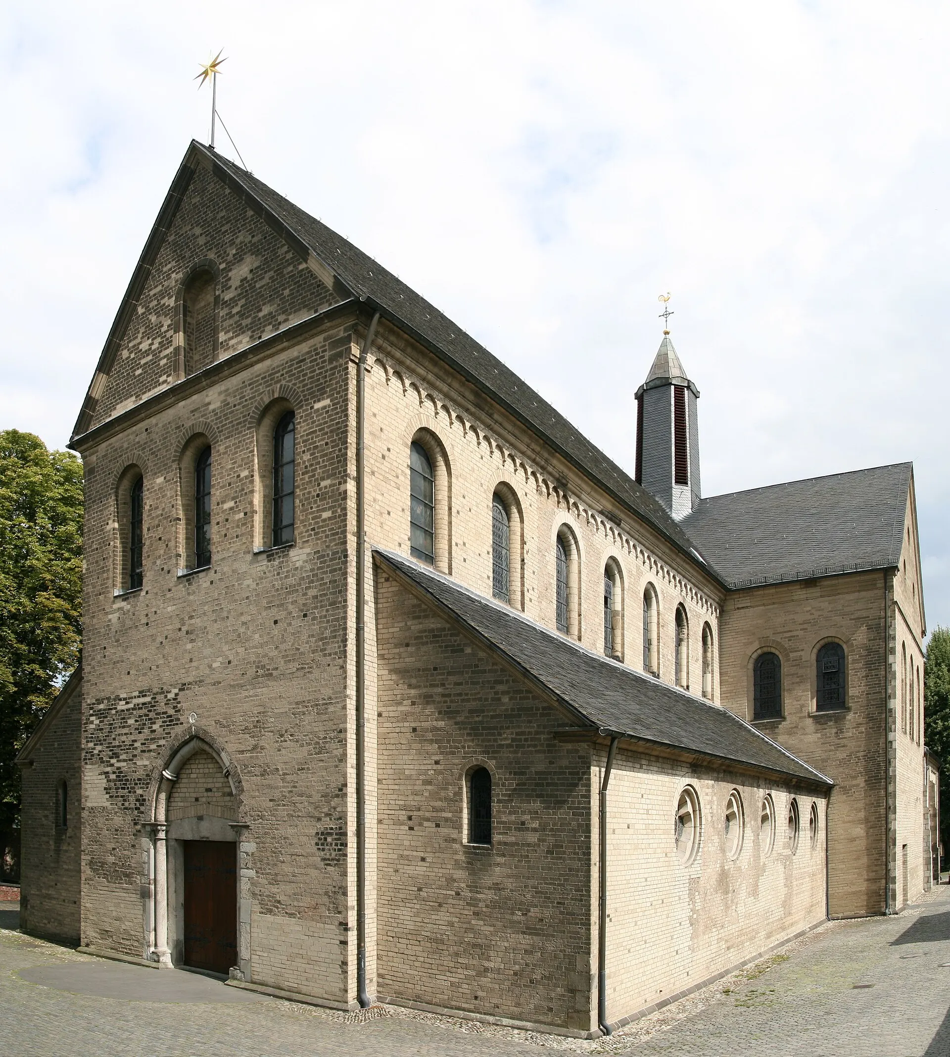 Basilika St. Suitbertus im historischen Stadtteil Kaiserswerth in Düsseldorf