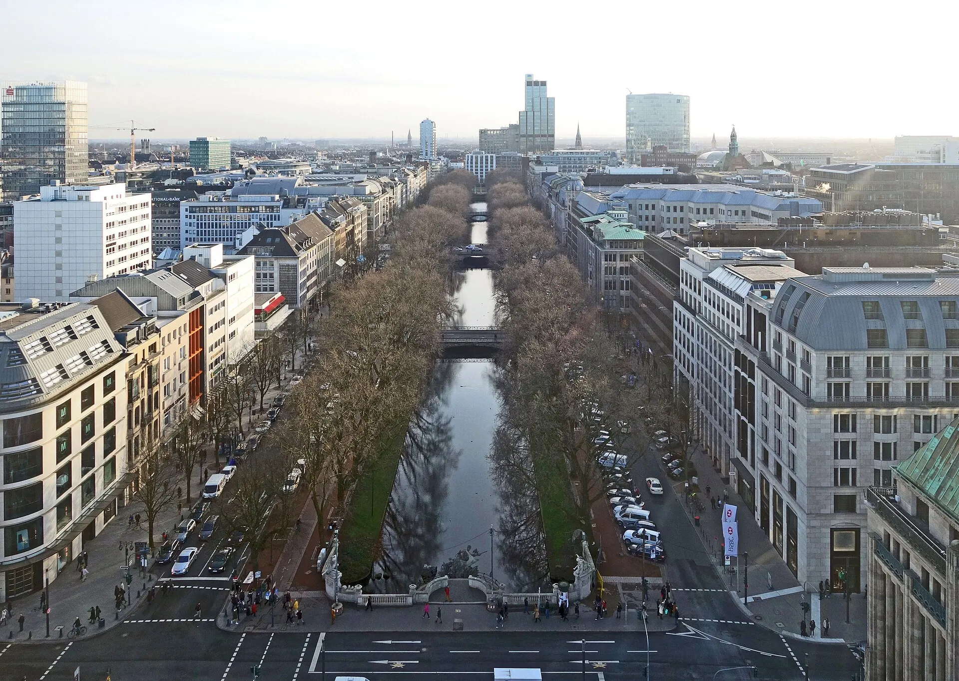 Riesenrad und Wassergraben auf der Königsallee (Kö) in Düsseldorf