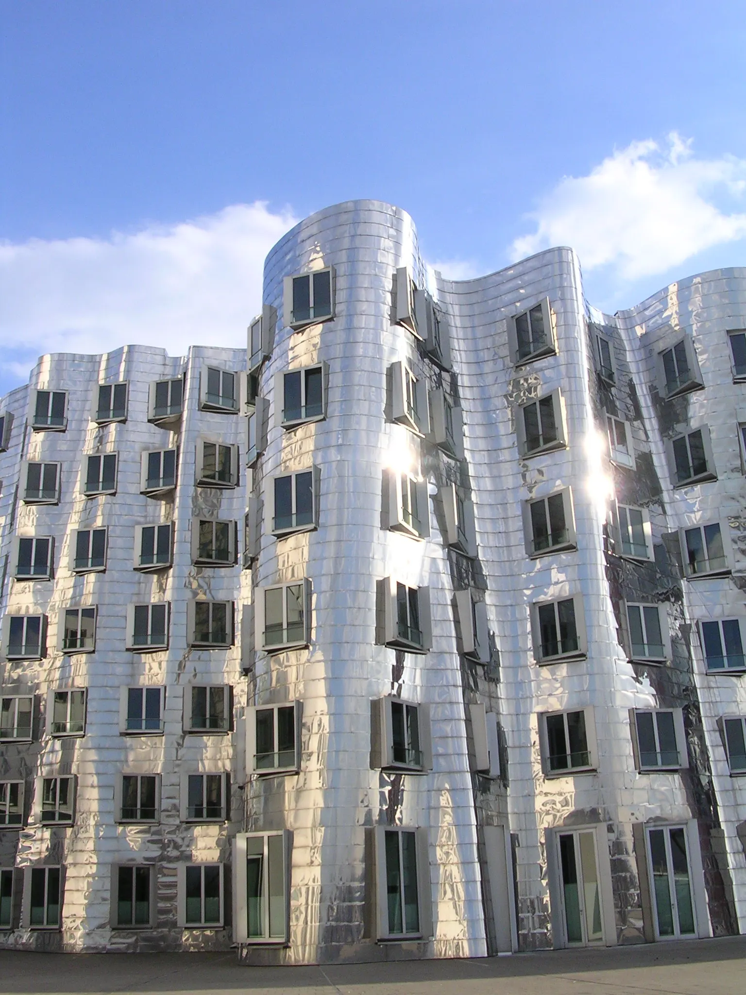 Die geschwungenen Gehry-Bauten im Düsseldorfer Medienhafen