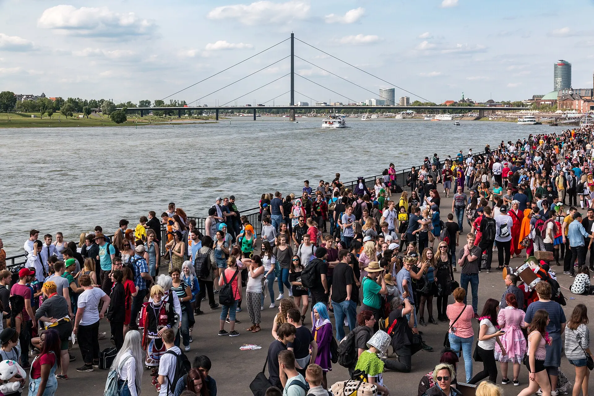 Rheinpromenade am linken Rheinufer gegenüber der Düsseldorfer Altstadt bei Oberkassel