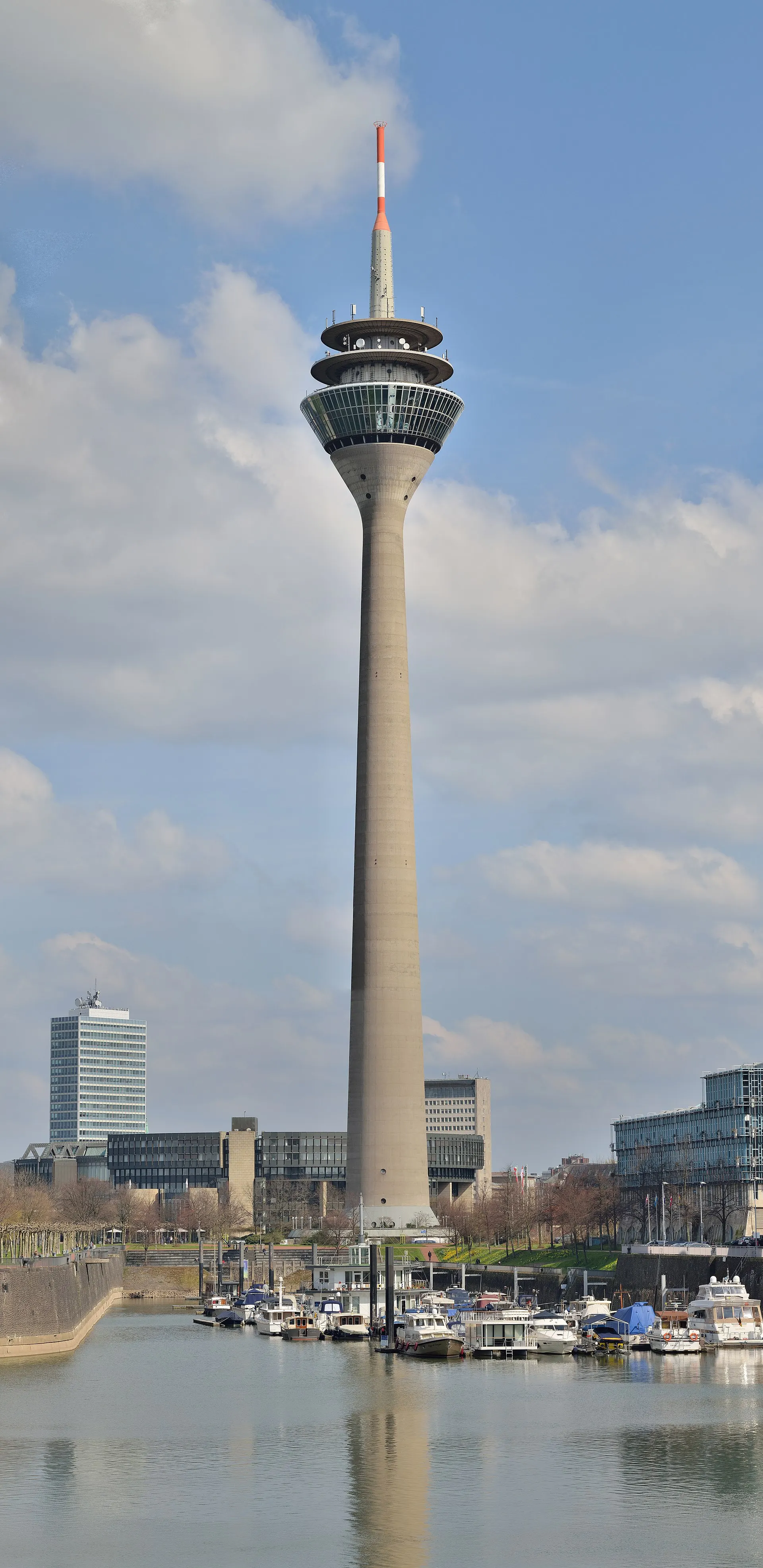 Der Düsseldorfer Rheinturm, vom Medienhafen aus gesehen