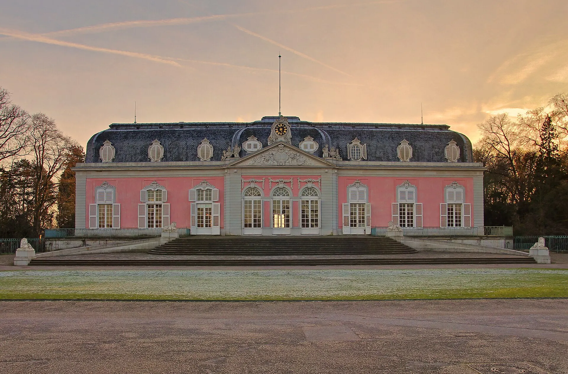 Rosafarbenes Schloss Benrath mit Schlossweiher im Düsseldorfer Süden