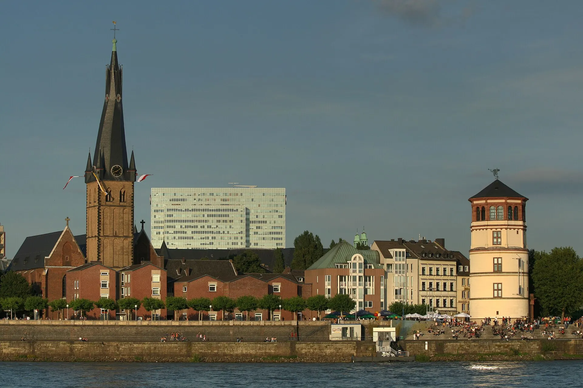 Basilika St. Lambertus mit ihrem gedrehten Turm am Burgplatz in Düsseldorf