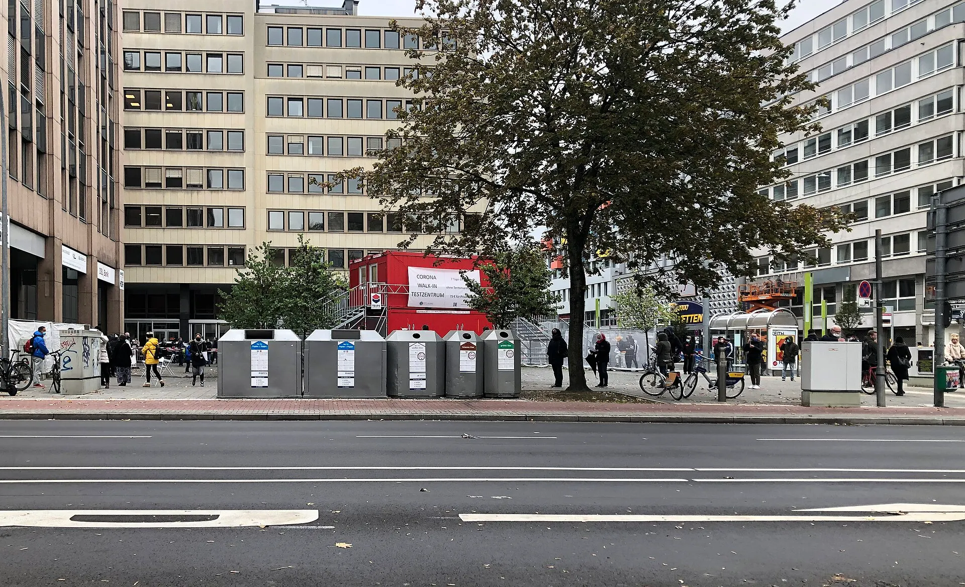 Straßenszene an der Friedrich-Ebert-Straße in Düsseldorf-Stadtmitte